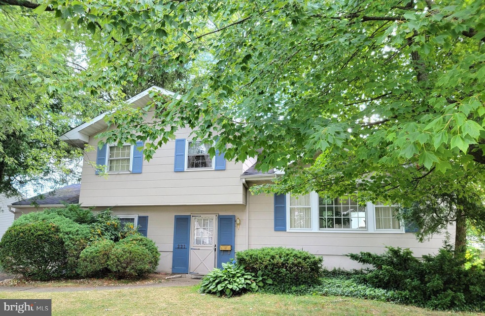 221 Midway Dr, Morrisville, PA 19067 - photo 1