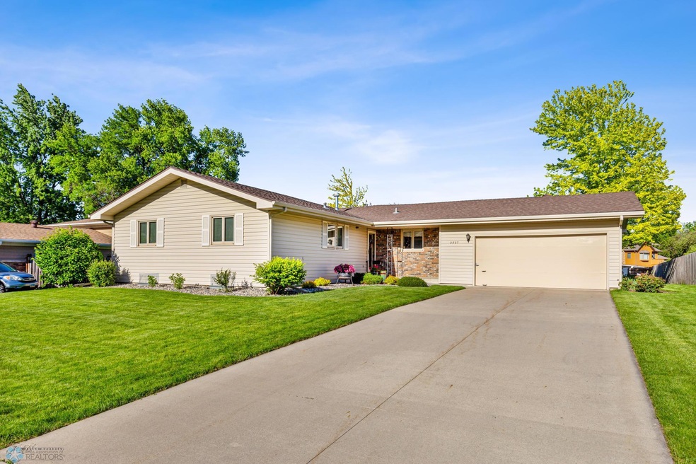 2807 Maple St N, Fargo, ND 58102 - photo 1