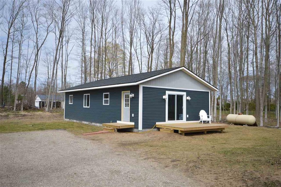 6179 Bay Shore Woods Dr, Charlevoix, MI 49720 - photo 1