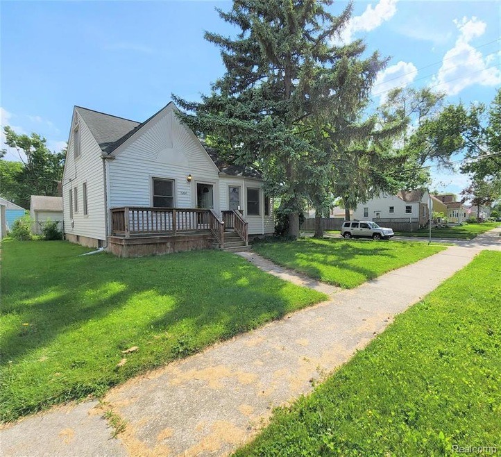 1) Front Yard - 8204 SUPERIOR ST. CENTER LINE, MI 