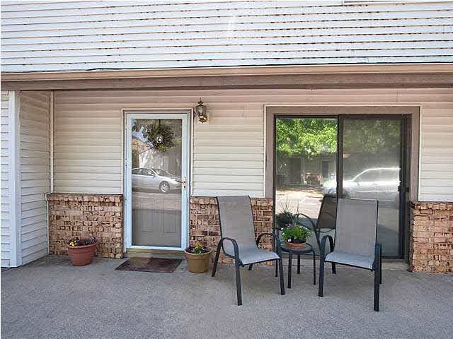 Green Oaks main floor condominium-town house style