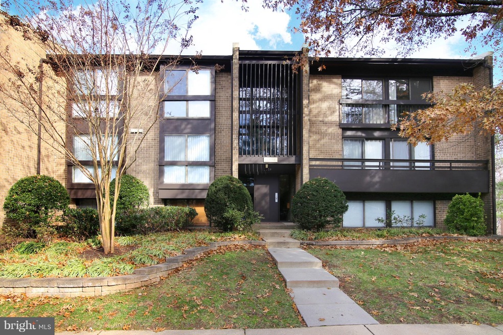 11554 Rolling Green Ct unit 301, Reston, VA 20191 - photo 1