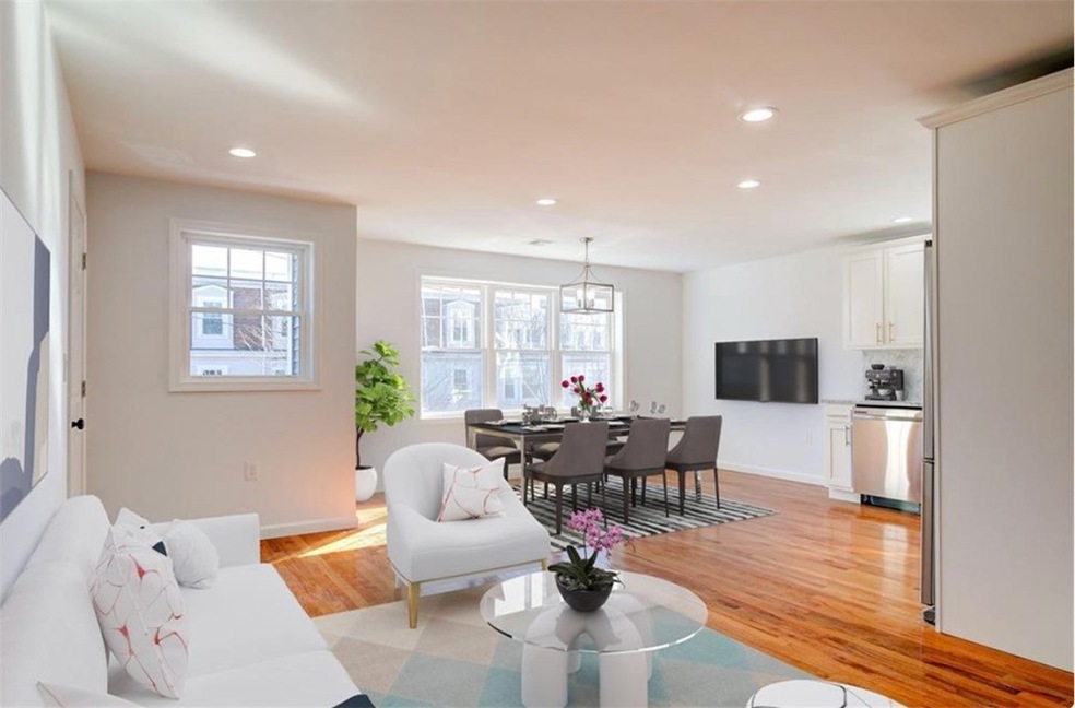Living room/eat-in kitchen