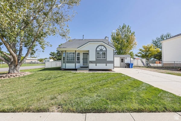 Bungalow featuring concrete driveway