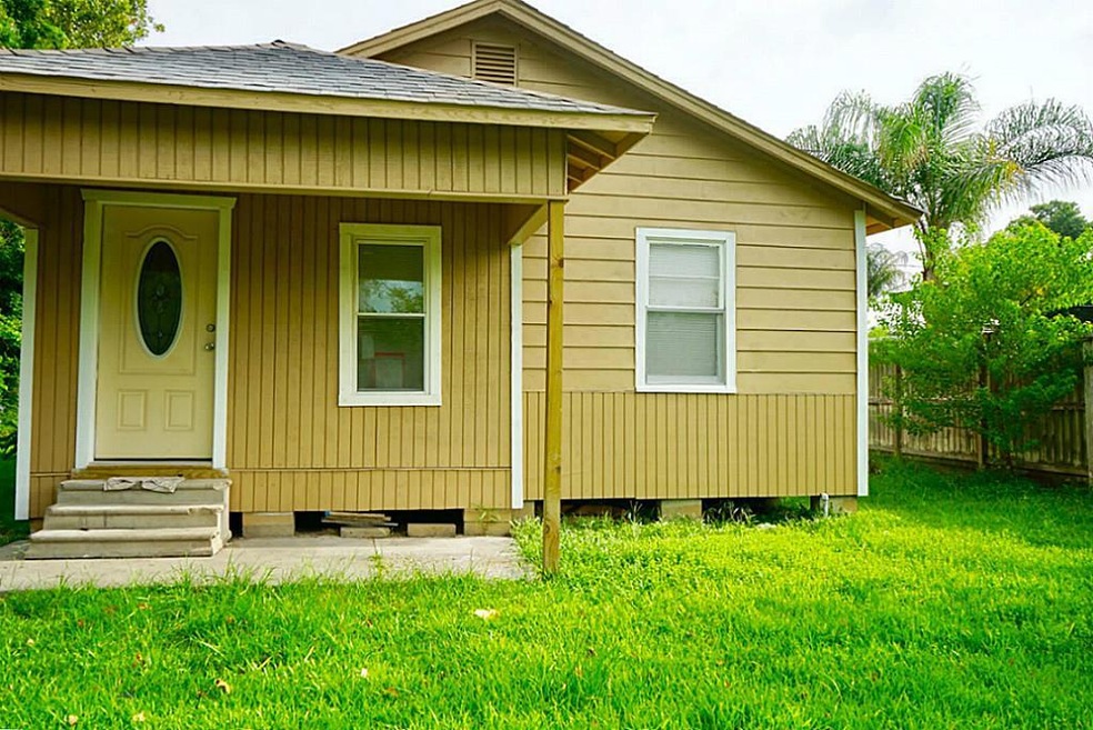 2147 Warwick Rd, Houston, TX 77093 - photo 1