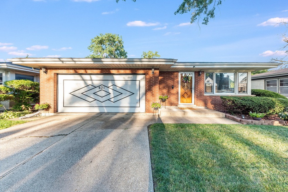 621 Suffolk Ave, Westchester, IL 60154 - photo 1