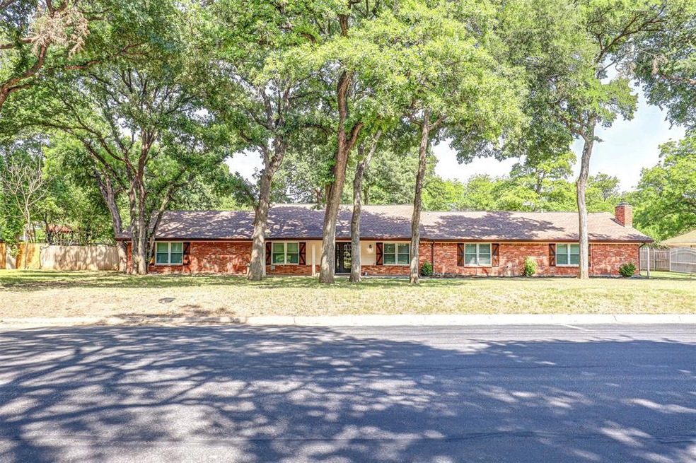 1501 Pebble Creek Dr, Euless, TX 76040 - photo 1