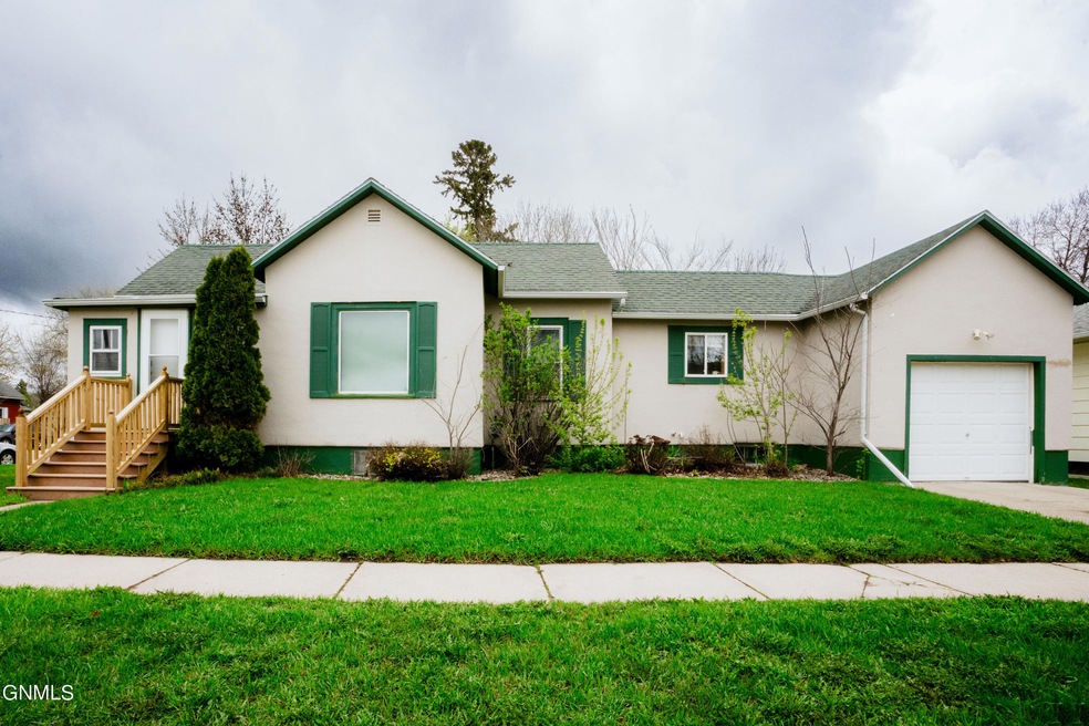 724 4th Ave NW, Jamestown, ND 58401 - photo 1
