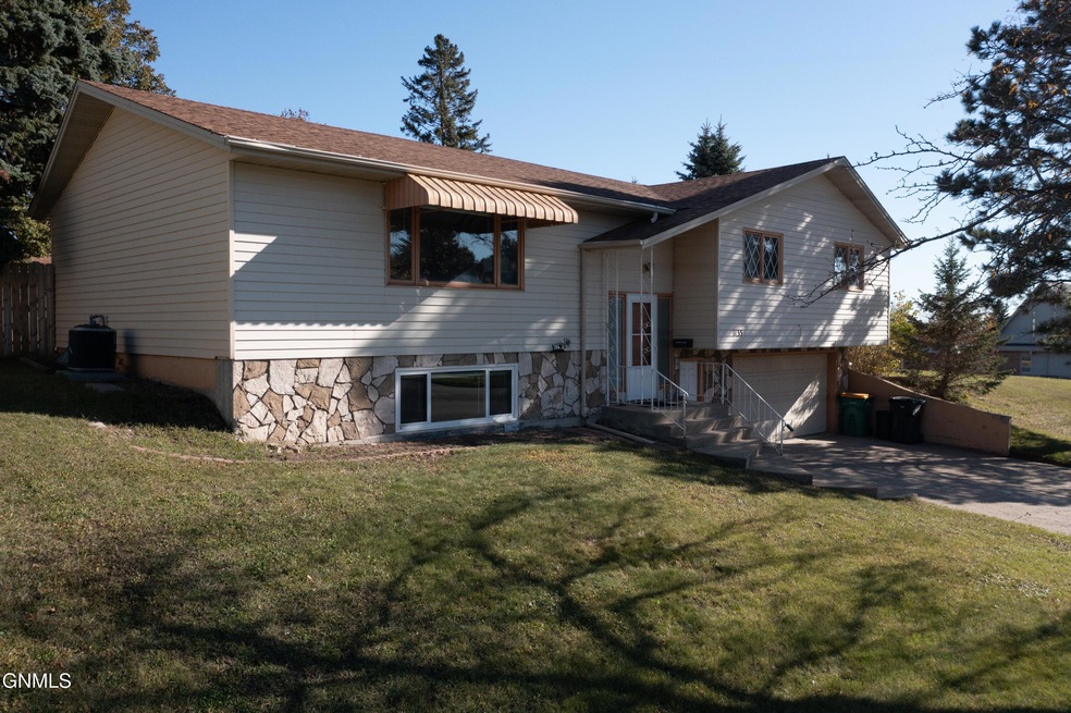 1135 N 26th St, Bismarck, ND 58501 - photo 1