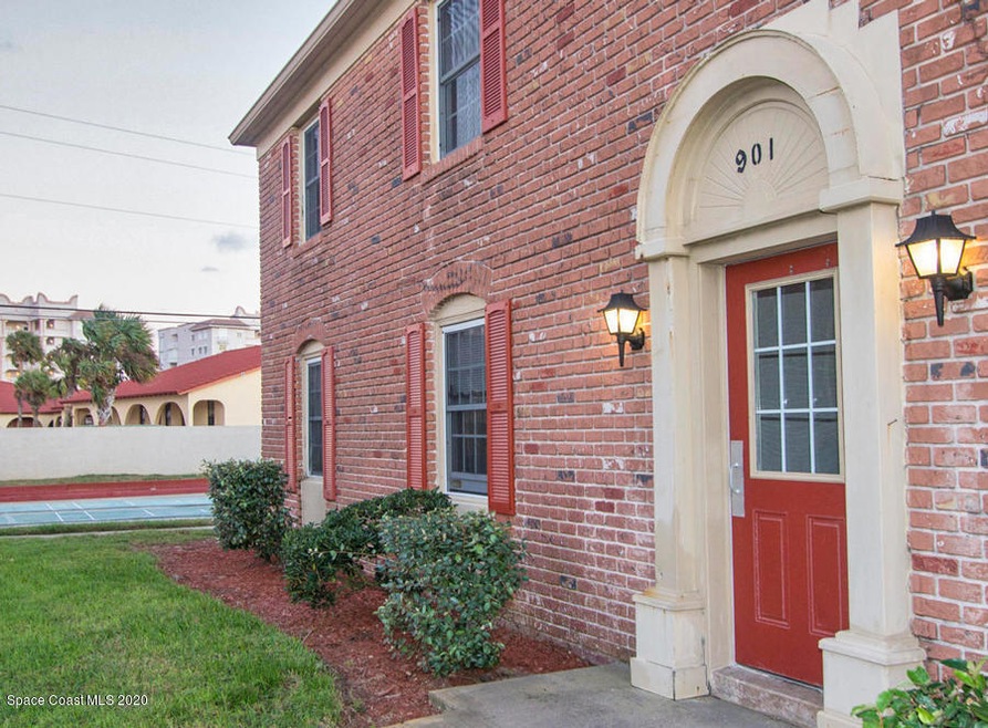 Front entry to 901 S Colonial Ct Unit B