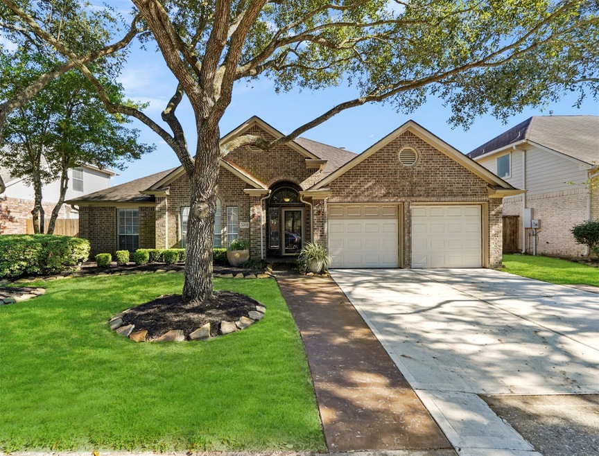 Welcome to 1109 Sunset Lakes. This beautiful 3 bedroom, 2 bathroom home will fit all your needs and more!