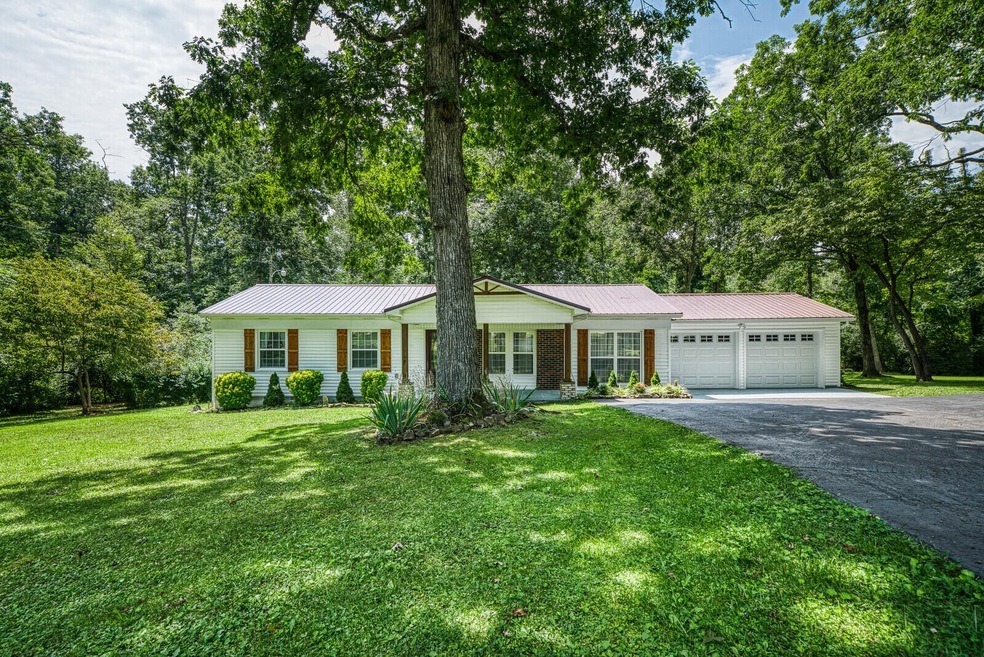 690 Dillon St, Crossville, TN 38555 - photo 1