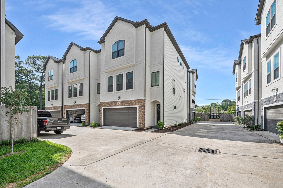 869 Wakefield Dr unit D, Houston, TX 77018 - photo 1