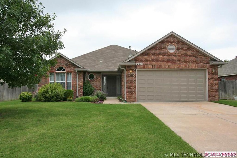 Great curb appeal just waiting for you