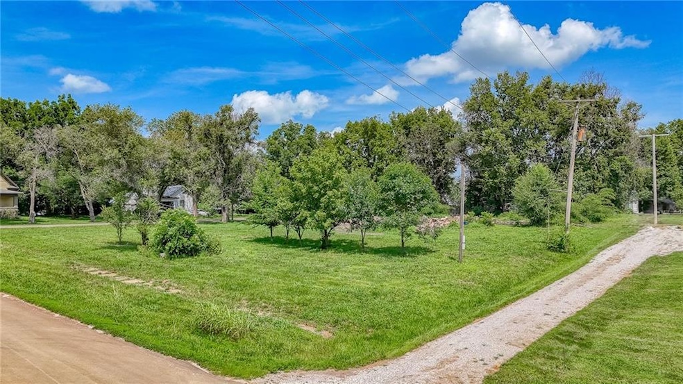 204 E 3rd St, Urich, MO 64788 - photo 1