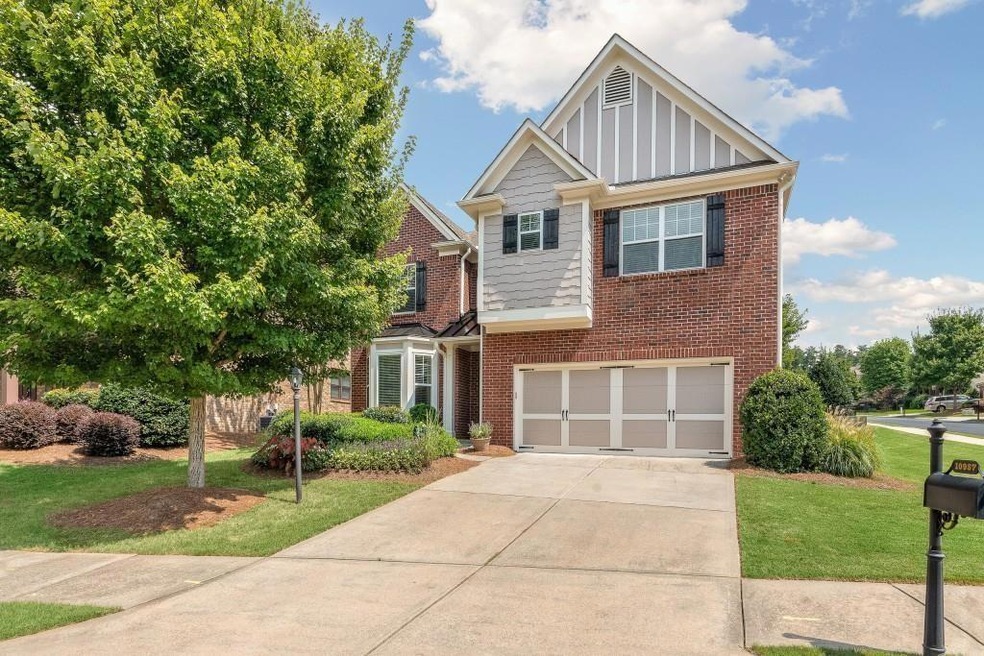 Craftsman inspired home featuring a front yard, a 