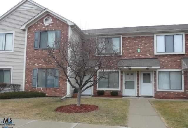 30575 Hidden Pines Ln, Roseville, MI 48066 - photo 1