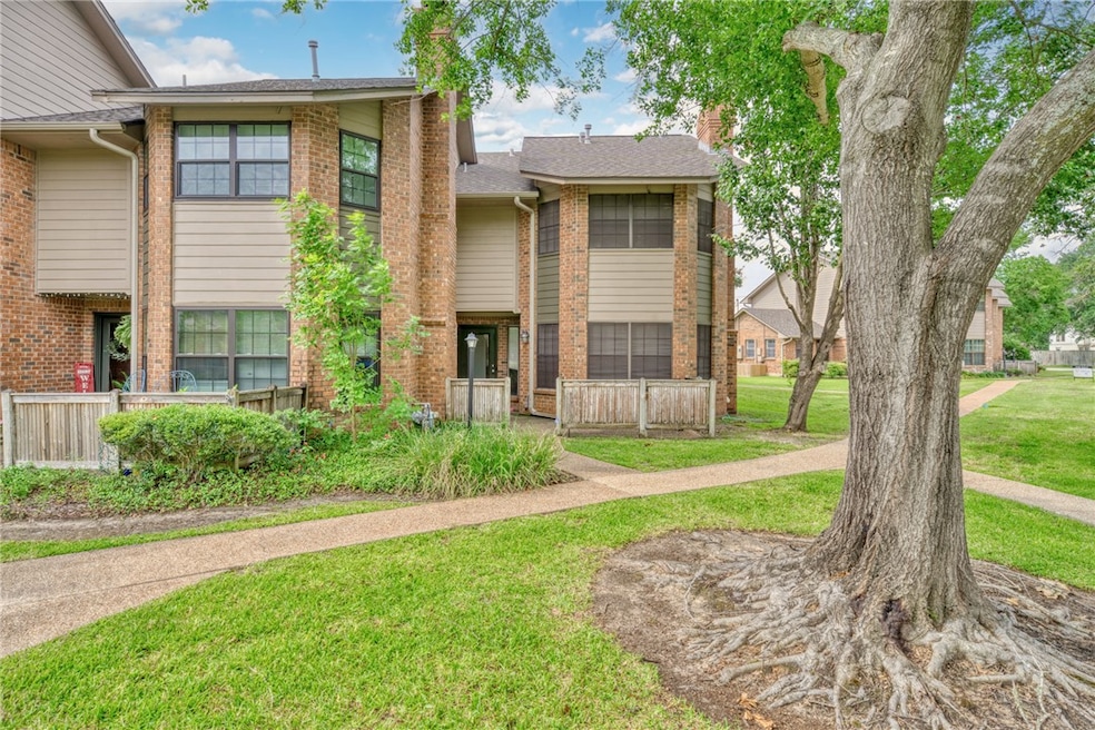 Townhome / multi-family property featuring brick s