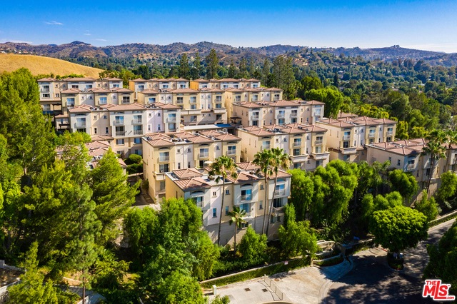 5260 Premiere Hills Cir unit 205, Woodland Hills, CA 91364 - photo 1