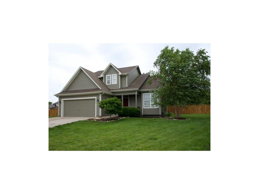 Nice Front Porch on Cul-de-sac home