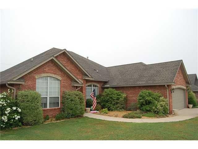 915 Kelsi Dr, Moore, OK 73160 - photo 1