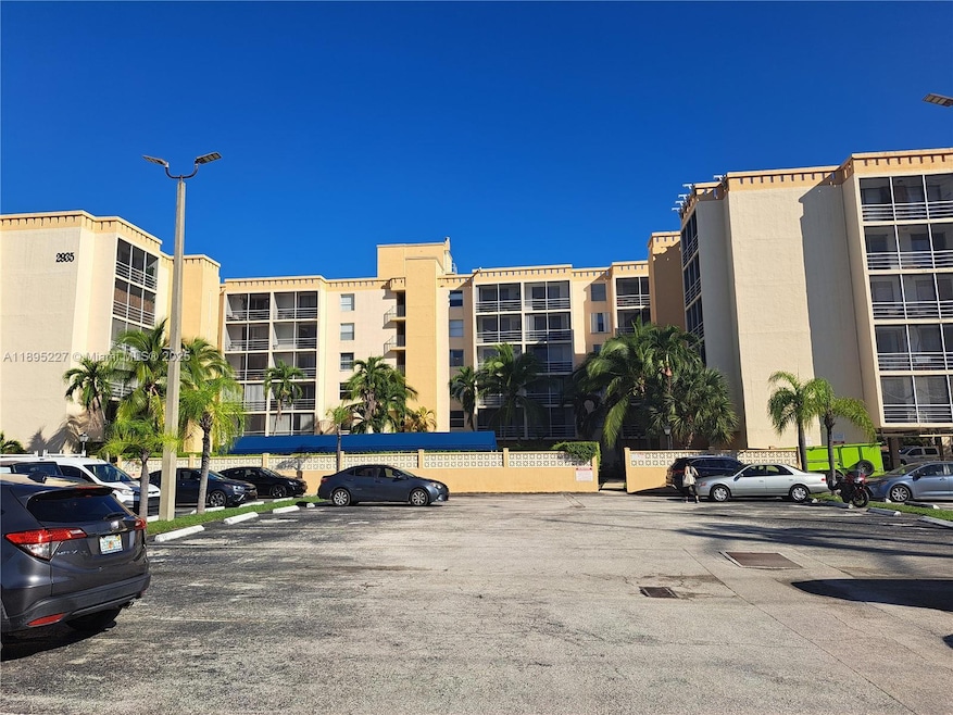 Bayswater Court Condominium unit 2Q, North Miami Beach, FL 33160 - photo 1