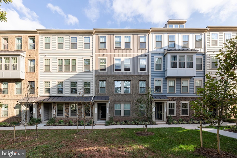 707 Thomas Ln, Manassas Park, VA 20111 - photo 1