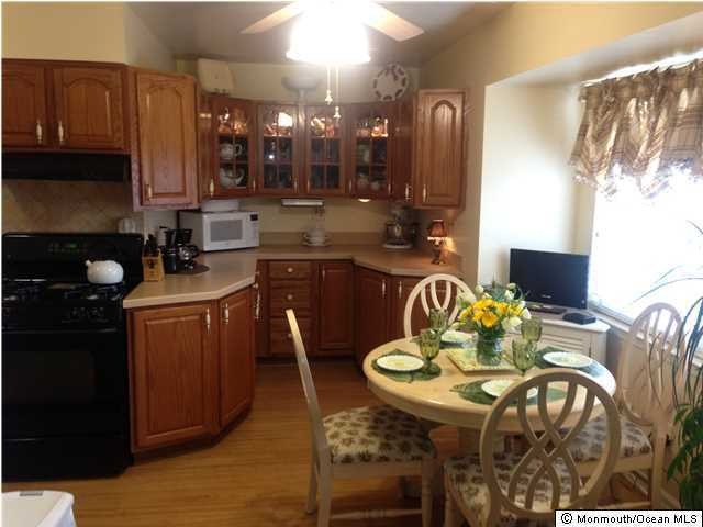 409 Newport Ct, Fords, NJ 08863 - photo 1