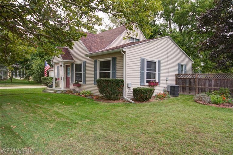 911 N Hudson St SE, Lowell, MI 49331 - photo 1