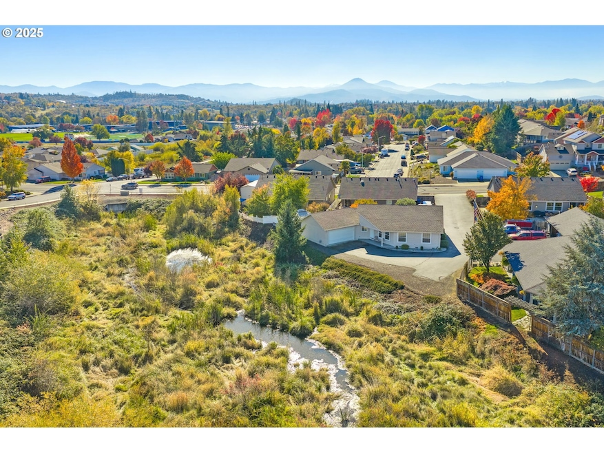 826 Crystal Dr, Eagle Point, OR 97524 - photo 1