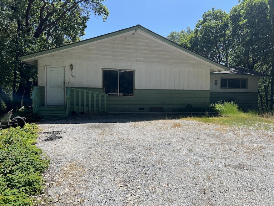 1082 Pinecrest Dr, Grants Pass, OR 97526 - photo 1