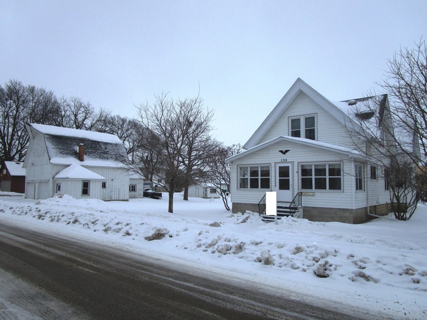 135 4th St SW, Plainview