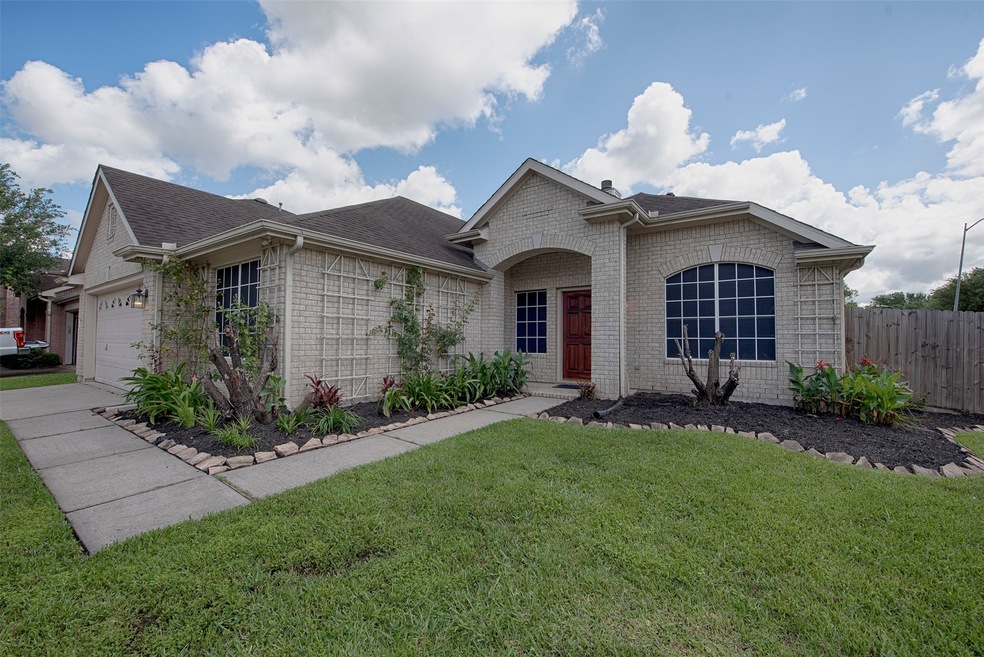3806 Misty Falls Ln, Friendswood, TX 77546 - photo 1