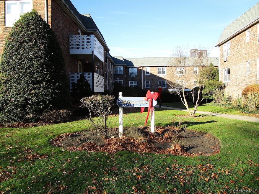 20 Daley Place unit 128, Lynbrook, NY 11563 - photo 1