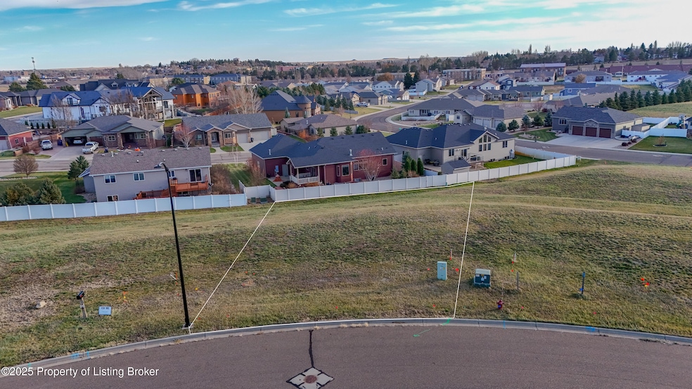 1760 Sunrise Dr, Dickinson, ND 58601 - photo 1