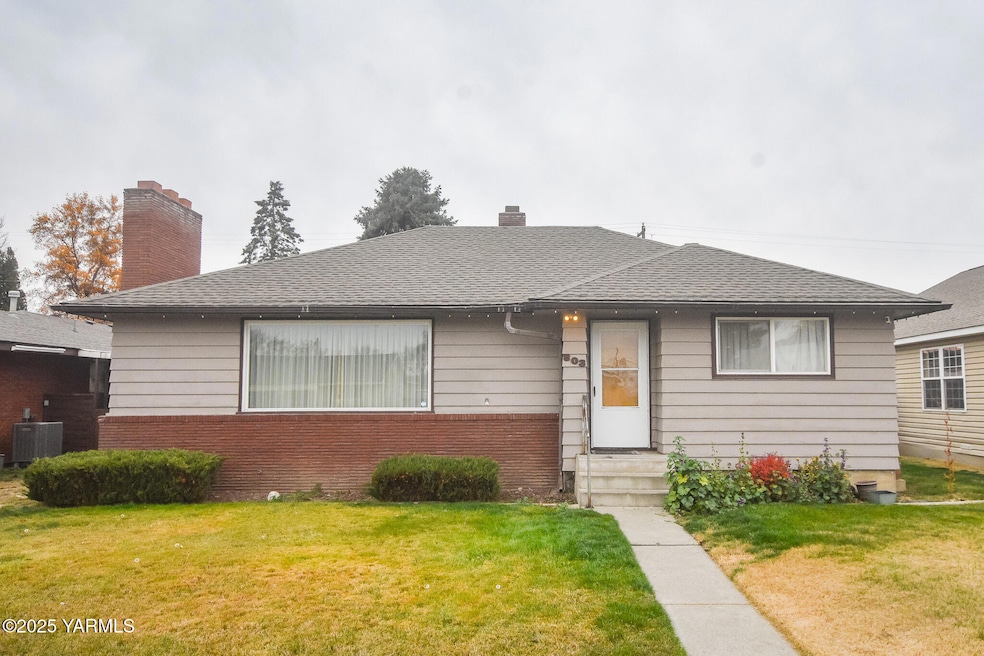 803 Adams Ave, Toppenish, WA 98948 - photo 1