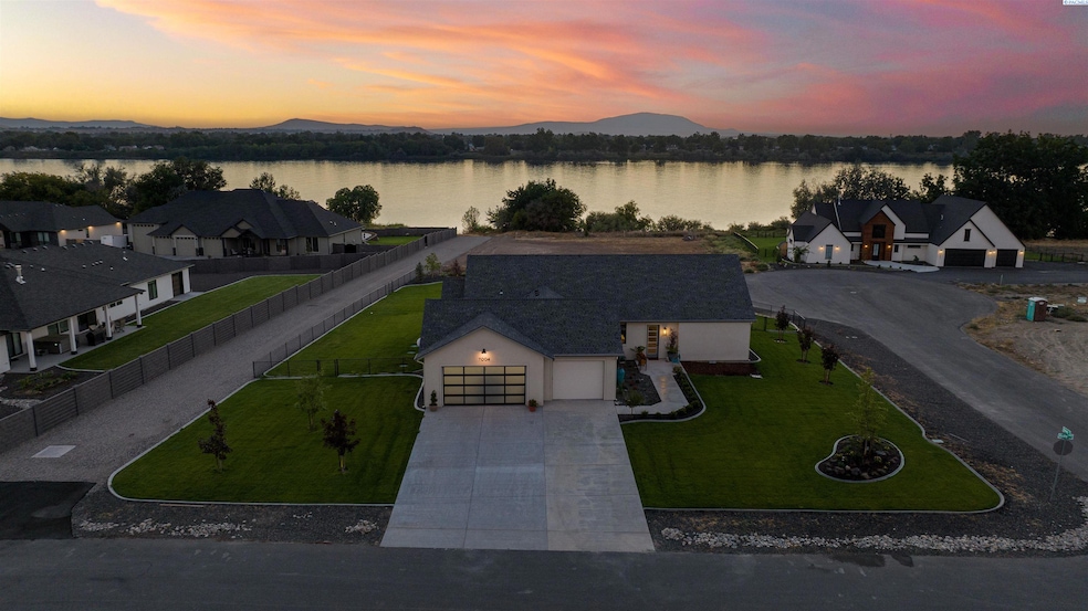 For Sale $899,000 • Co-Listing Agent