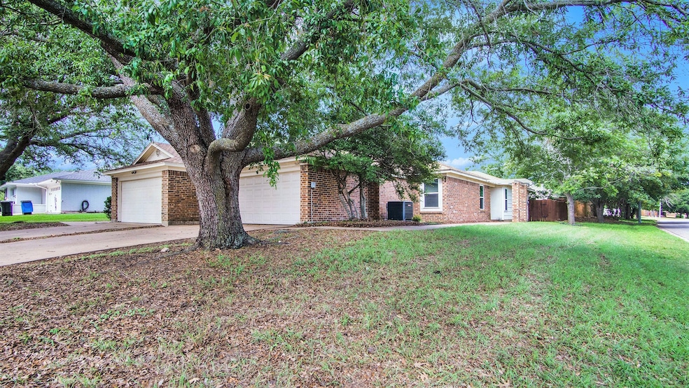 7600 Silveridge Dr, Fort Worth, TX 76133 - photo 1