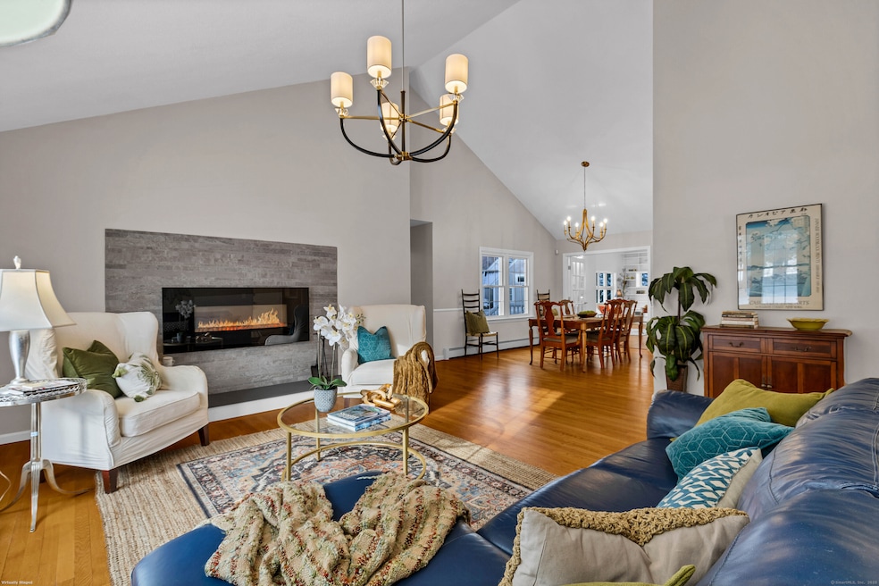 Great room w. vaulted ceiling