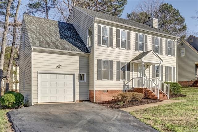 2-Story Colonial in Woodlake!