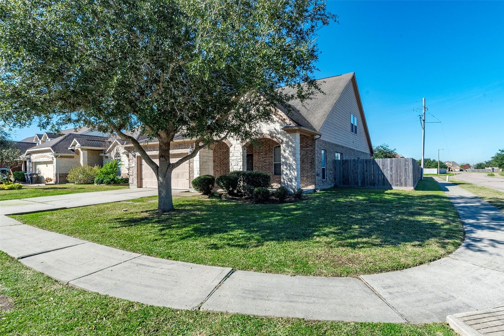1031 Luke Dr, Alvin, TX 77511 - photo 1
