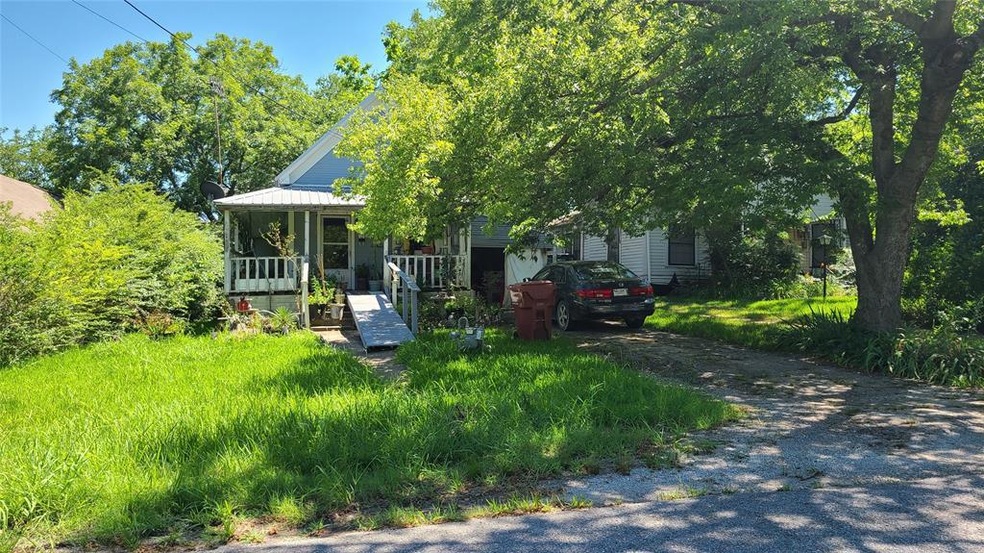 316 E 2nd St, Bonham, TX 75418 - photo 1