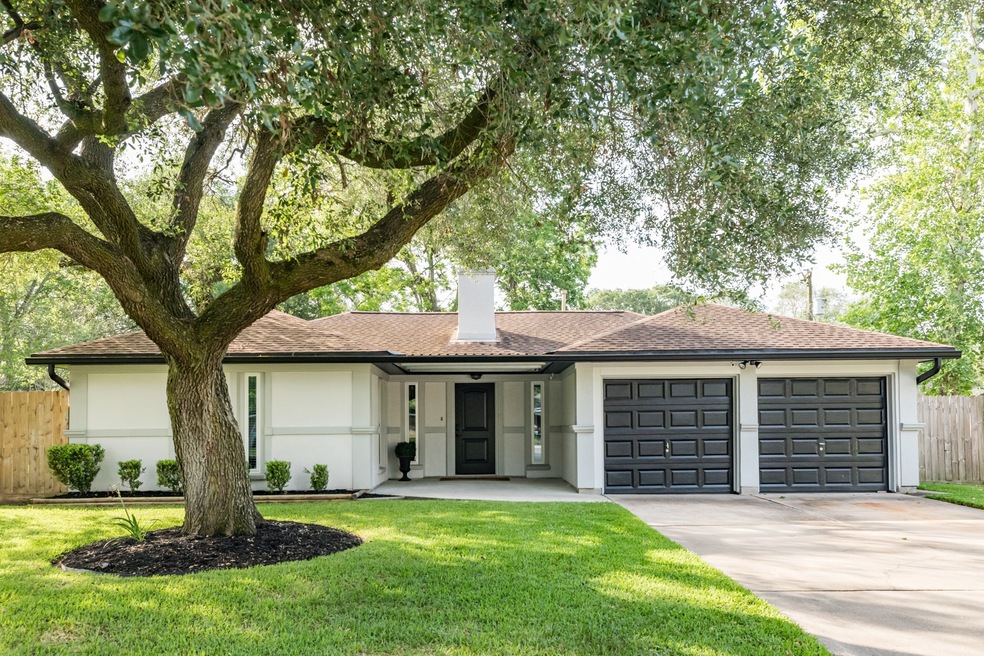 1713 Sherwood Cir, Alvin, TX 77511 - photo 1