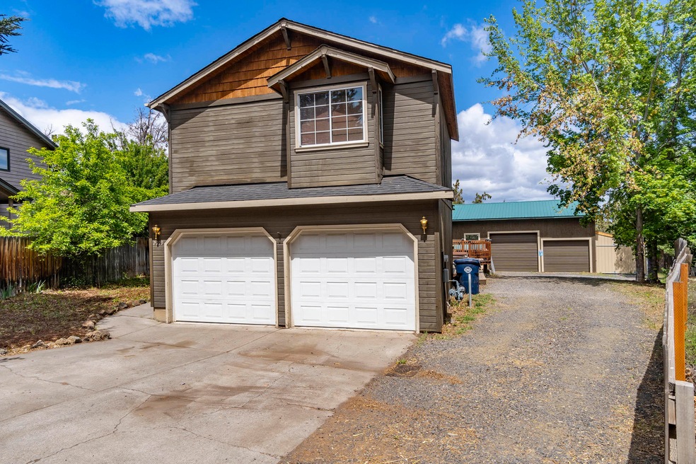 Front of House/Driveway to shop