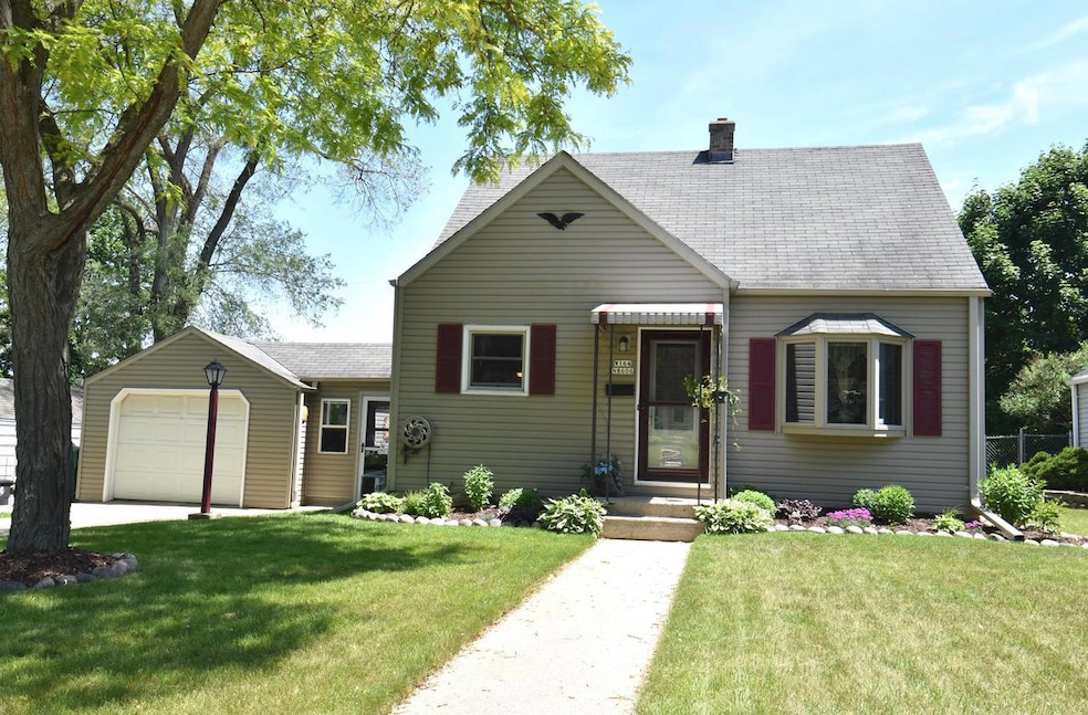 W164N8606 Hiawatha Ave, Menomonee Falls, WI 53051 - photo 1