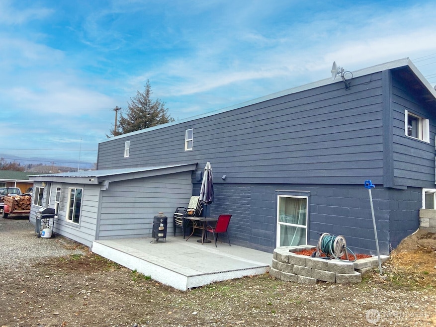 522 Locust St, Omak, WA 98841 - photo 1