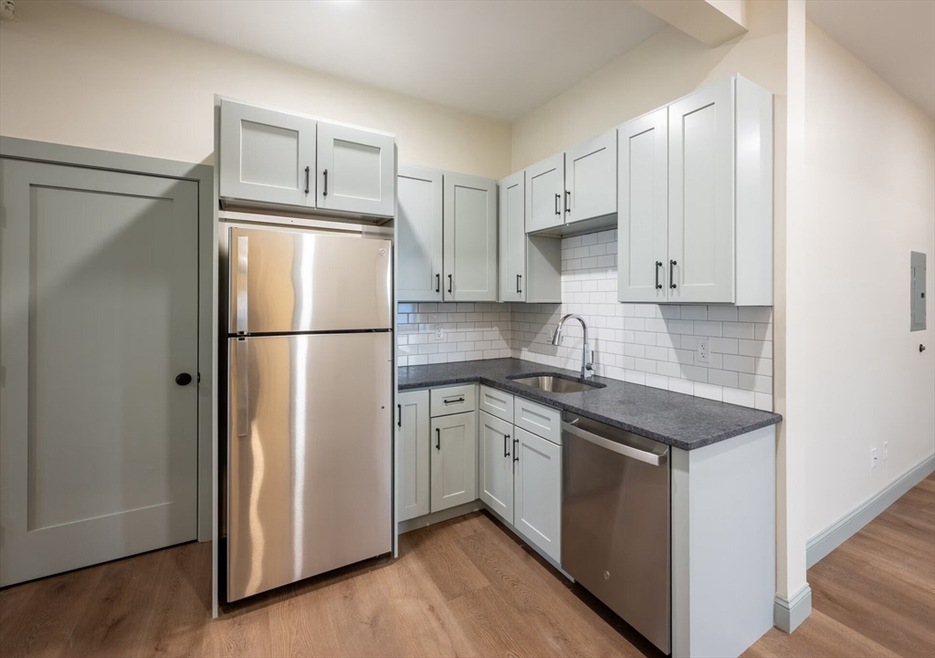 160 Seabury St unit 9, Fall River, MA 02720 - photo 1