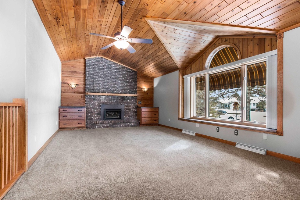 2936 W Roselawn Dr, Appleton, WI 54914 - photo 1