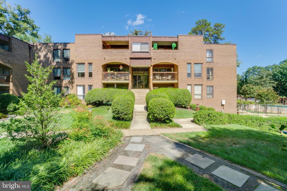 11200 Chestnut Grove Square unit 11200-202, Reston, VA 20190 - photo 1
