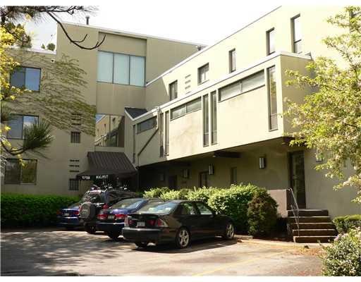 Exterior Front. Shadyside Commons close to shoppin